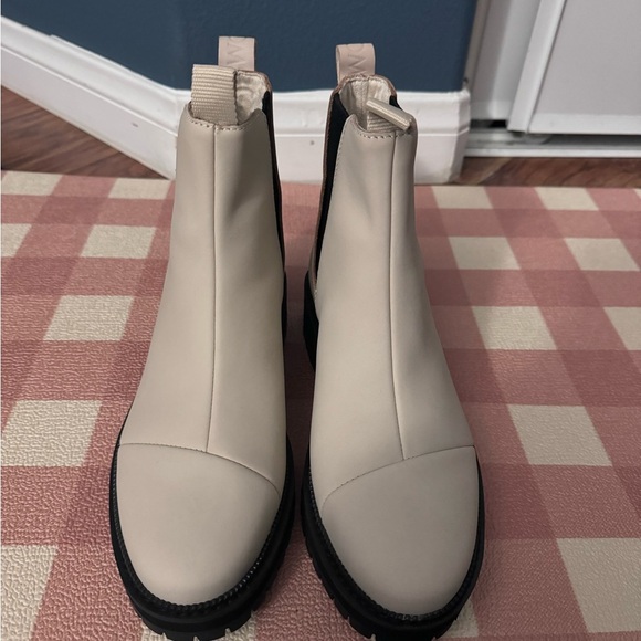 Toms Dakota boot size 7.5 Brand New without the box color light beige - Picture 2 of 4